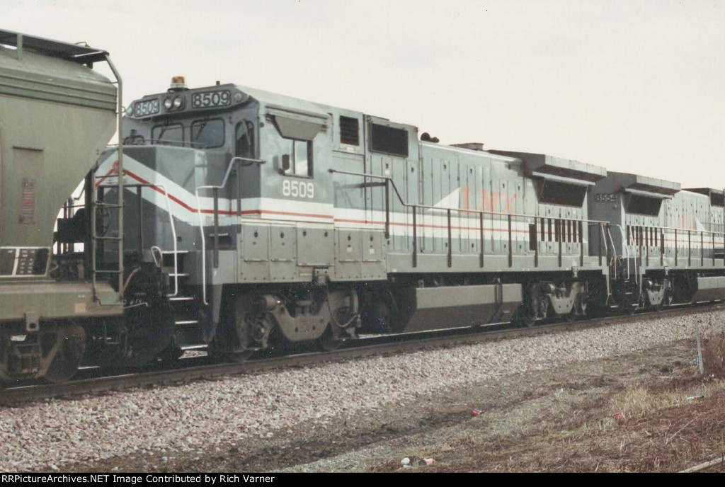 LMX #8509 with gray nose and number boards.